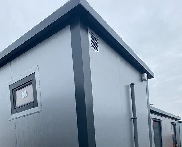 Cabine de toilettes avec double cabine