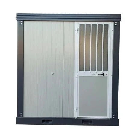 Unité sanitaire SDU avec toilettes, douche, lavabo et urinoir